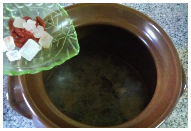 煮银耳羹,先放糖还是后放糖甜品店老板增加这步,胶多汤又浓