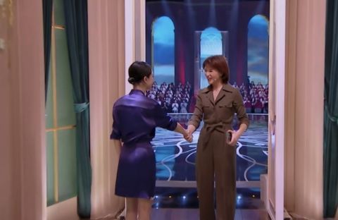 節(jié)目|《朗讀者》重返央視黃金檔，董卿擔(dān)任主持工作，嘉賓陣容撐起熱度