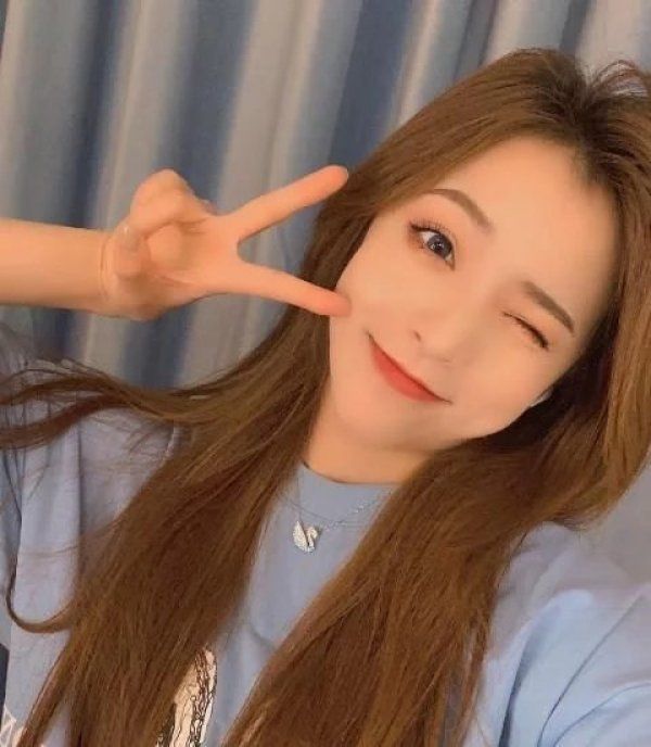 美甲|刘思瑶晒新做的美甲,却被上面的“链条”抢镜,不会扯到头发吗