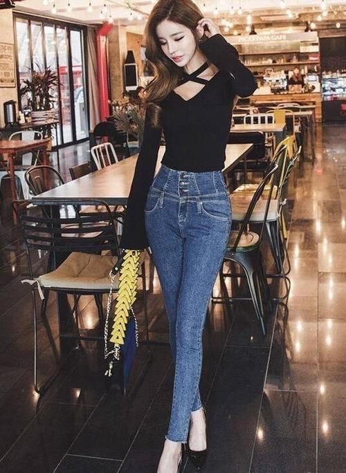 牛仔裤|美女穿上紧身牛仔裤有多自信?大胆秀出性感身材,轻松驾驭复古风