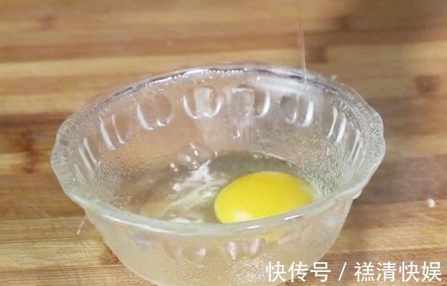 买块鸡胸给孩子做道小零食,外酥里嫩,鸡肉软嫩,超级好吃