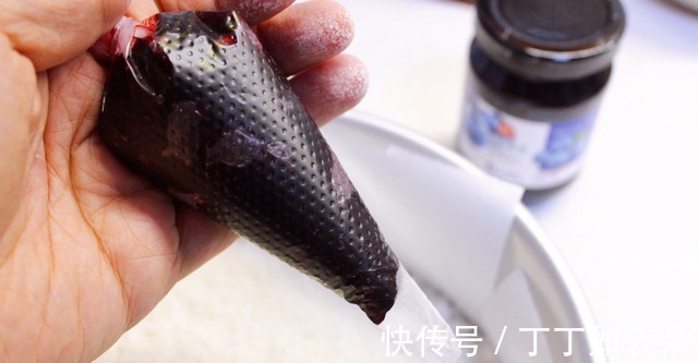 一出锅就满屋飘香的桂花糕,口感细腻香甜,入口即化!