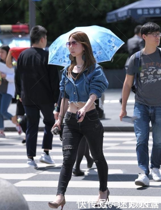 领口|短款牛仔衣搭配黑色修身裤,尽显身材,干净利索