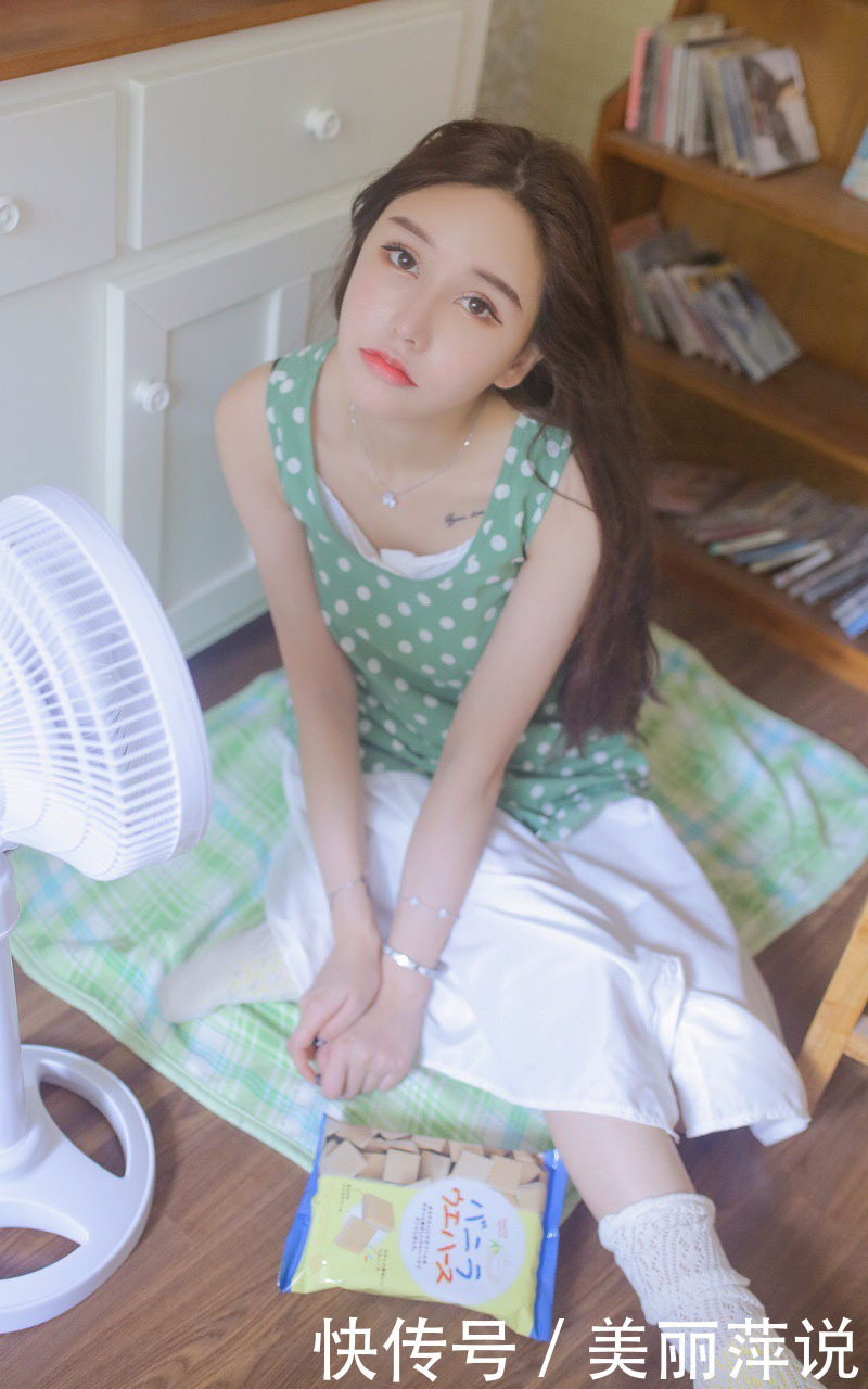 美女街拍性感美女波点衬衣白嫩大胆美女写真