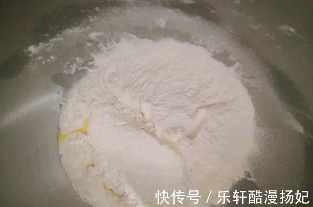 玉米粒|在家做香浓可口的肉松奶酪面包,制作简单,口感丰富