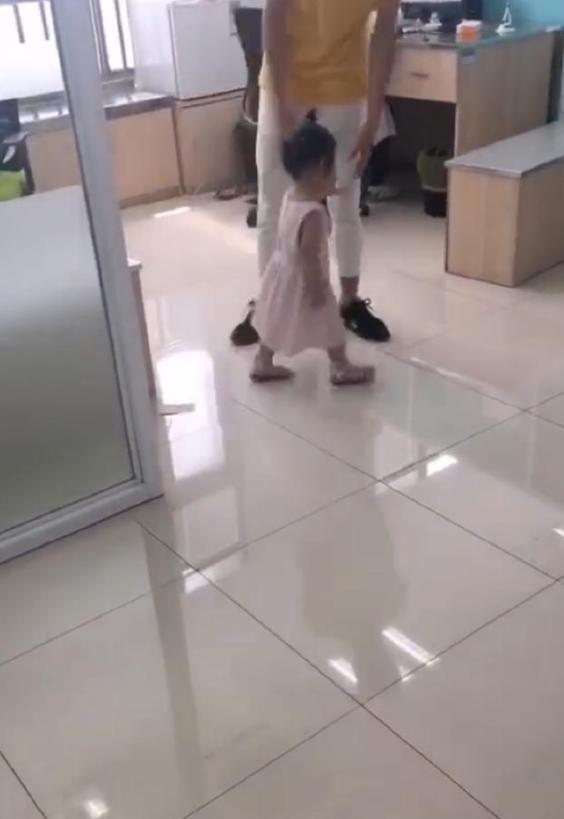 打针|3岁女宝大发脾气,打完针哭着找医生“算账”,网友:太萌了