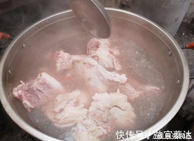 汤不白|不论炖什么骨头汤,不要直接加水炖,多加这一步,汤汁浓白似牛奶