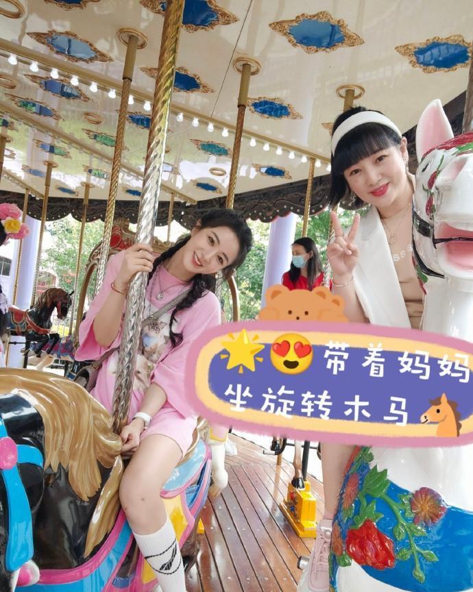 少女心|薇娅带娃逛游乐场,穿粉衣扎麻花辫真俏皮,“女王”也有少女心