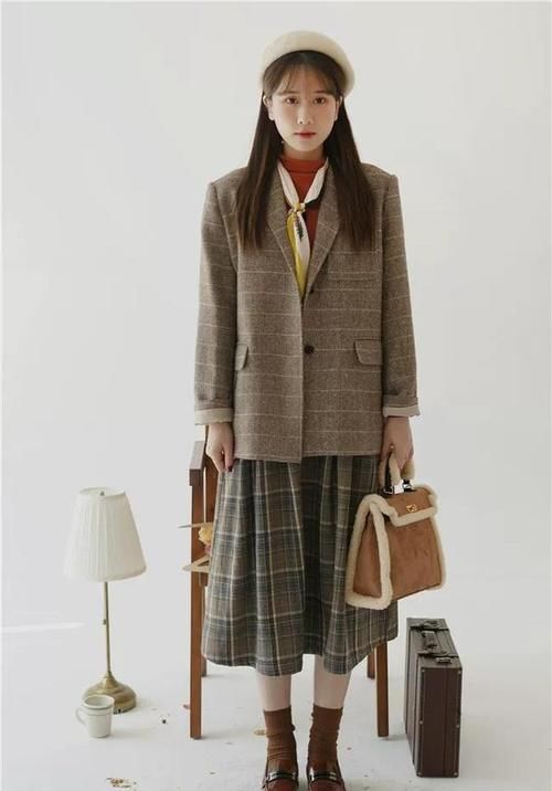2021年春天流行的“毛呢小西装”，下装这样搭配很时髦，有韩范！