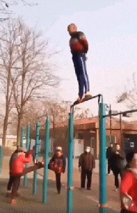 |搞笑GIF：不同年龄女人走路的区别