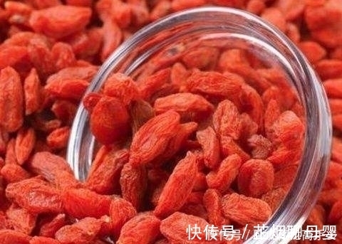 绿茶|枸杞是个宝,但和它“天生不配”,一起泡水喝,小心“引祸上身”