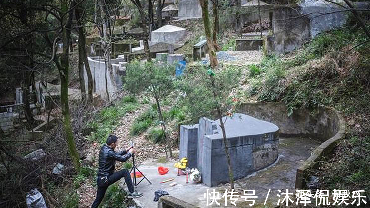 玩耍|孙子在公园玩耍，却带回一个玉月饼，奶奶看到忙带他回去烧香跪拜