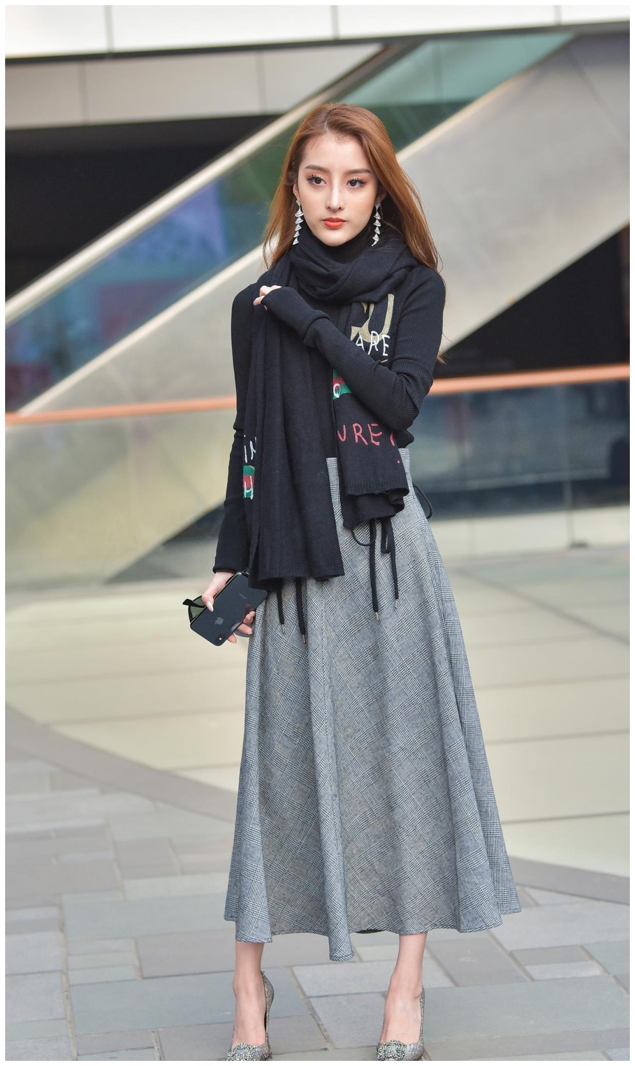 保暖效果|秋天穿半身长裙, 美女搭配针织衫和尖头细跟鞋, 保暖洋气又精致