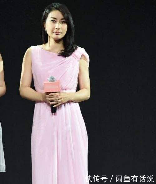 豪门阔太|郭晶晶真挺保守的,连衣裙里面还套条长裤,豪门阔太一般不这么穿