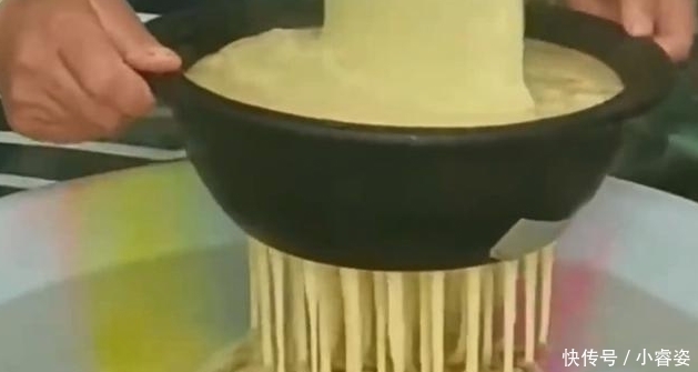 大妈|农村大妈不用和面,一盆热水就能做出面条,还是第一次见到做法