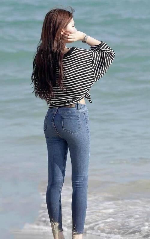 优雅大方的穿搭技巧,流行的百搭牛仔裤,适合时尚潮流的女生