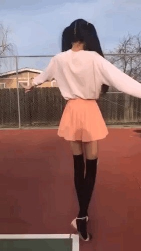 |搞笑GIF:当她转身的那一刻,我手里的板儿砖已经不淡定了。