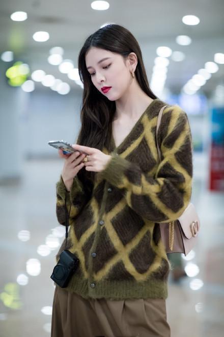 章若楠 秋天凉了别再露腿了,毛衣+长裤温暖又时髦,贼好看