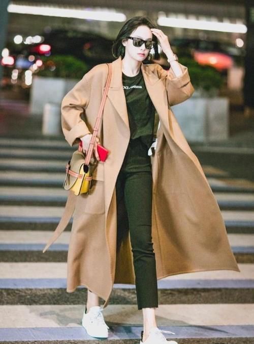 百搭|明星穿驼色大衣走机场,内搭黑色T恤,发型时尚美到爆炸