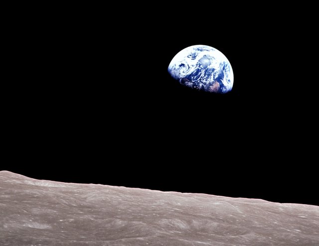 这张照片让人类首次看到地球真实面貌,阿姆斯特朗踏上月球激动人心