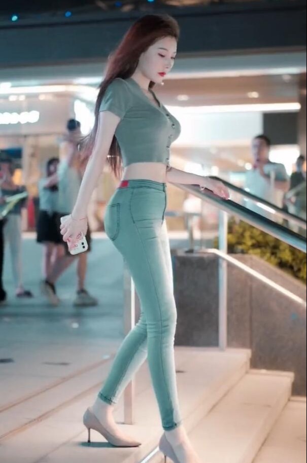 t恤|美女街拍:浅绿色套装衣,简约大方,女人味十足