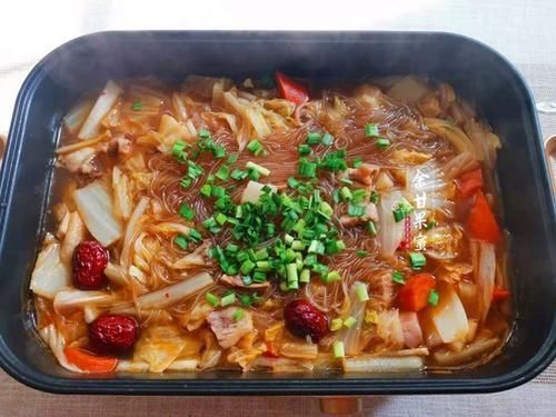 家常|三人午餐,炖一锅家常菜肴,有荤有素有粗粮,连米饭也省下了