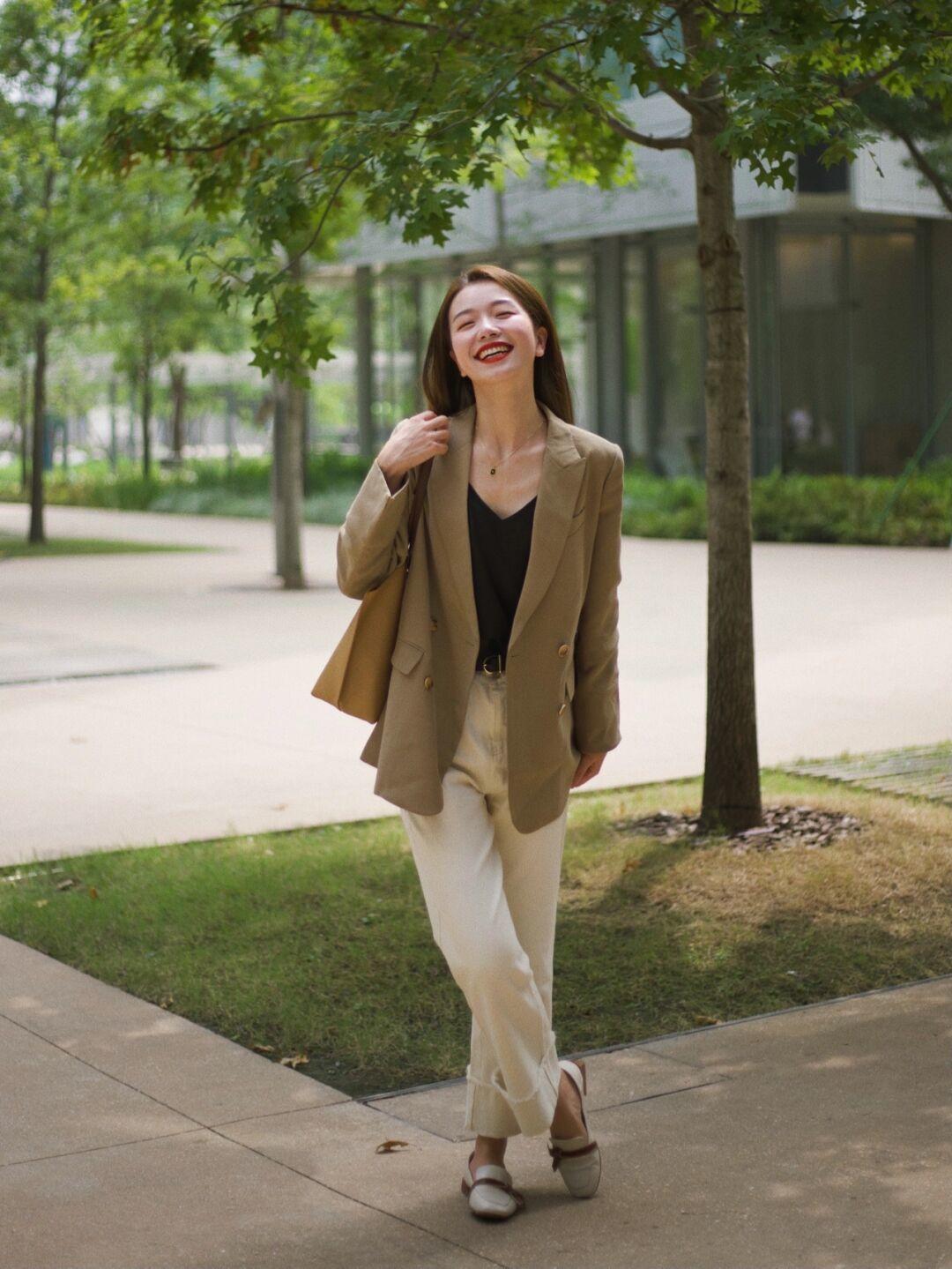 时尚感|秋季怎么穿出时尚感？西装搭配直筒裤干练利落，保暖又舒适