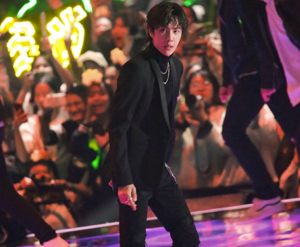 王一博犯路痴原地转圈无奈摊手太可爱,意外与肖战同台成亮点