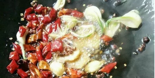 这道菜在餐馆吃太贵,自己做30元搞定,麻辣鲜香超下饭!