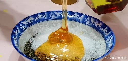 黑芝麻汤圆新做法,最后滚一下,煮时不破皮不露馅,香甜可口不腻