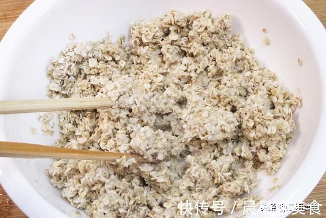 燕麦片|把苹果倒入燕麦片中，太厉害了，80岁奶奶教我的做法，简单实用