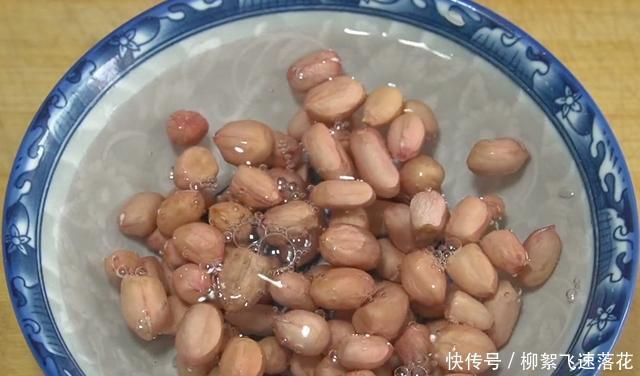 筷子|大米别只会煮饭了,加一把花生,筷子一搅,蓬松暄软,吃着像面包