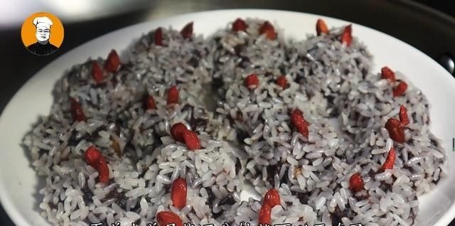 90岁老奶奶吃了60年红豆的养生做法，不打豆浆不熬粥，越吃越精神