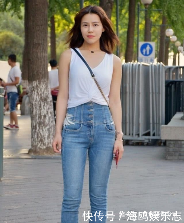 乌黑|路人街拍,美女皮肤细嫩,加上乌黑靓丽的长发,标准的高颜值女神