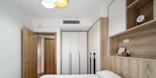 柜子|老婆坚持卧室床头留28cm打柜子,完工太实用了,邻居看完照着装