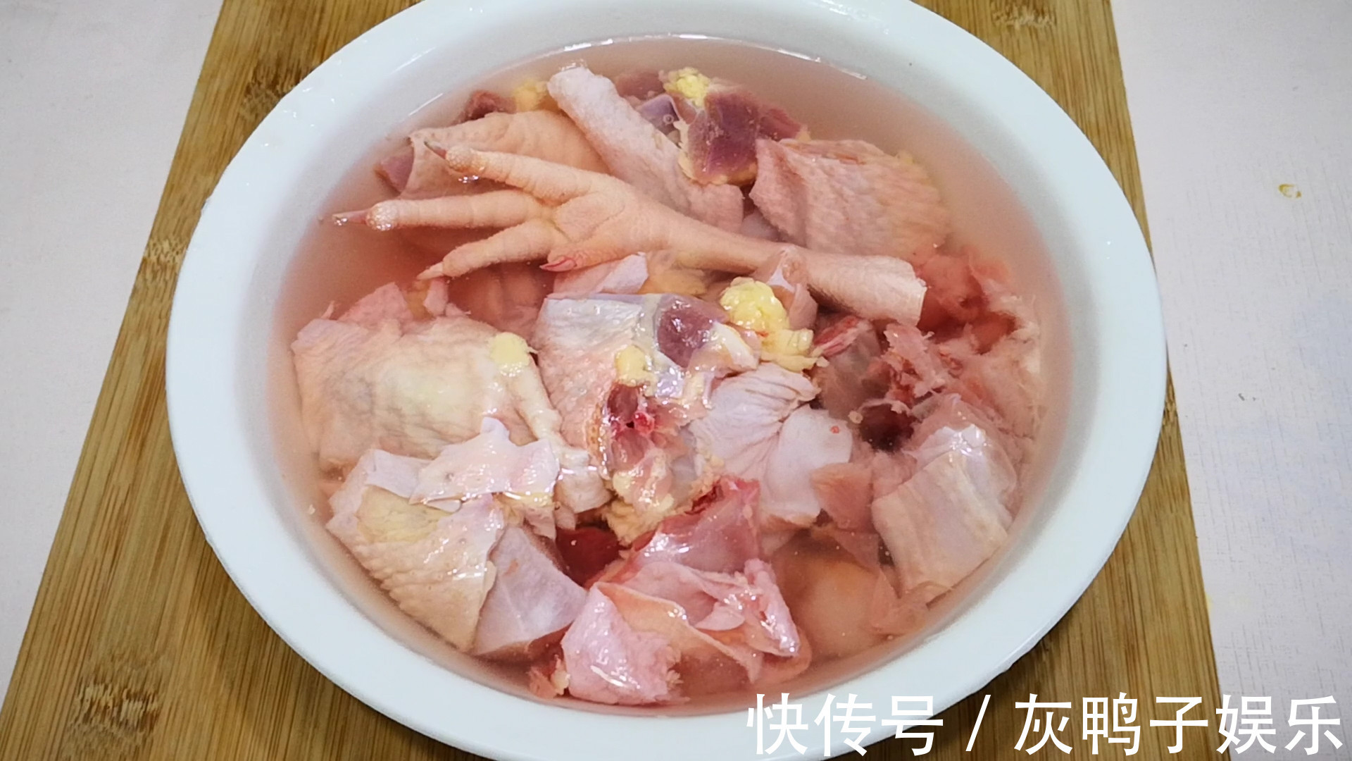 炖鸡汤,有人先焯水,有人直接炖其实都不对!这么做鲜美不腥气