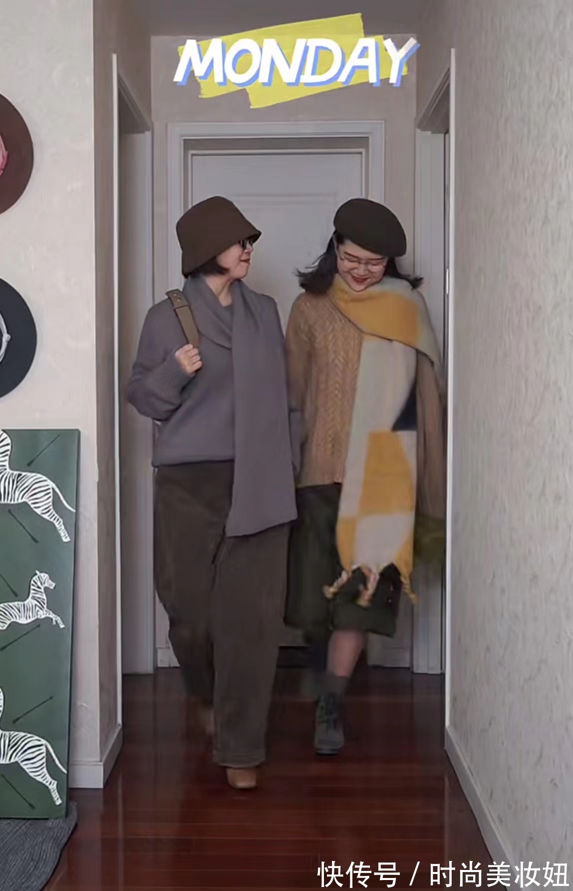 母女 “母女”穿搭不仅只有三木,这对母女也靠穿搭火了,气质高级优雅