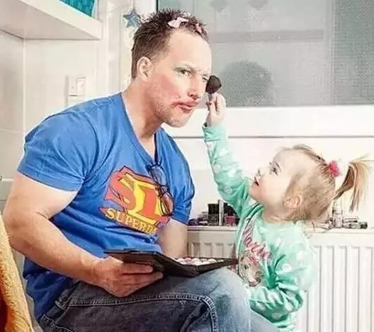 乐乐爸|宝爸带娃去拿快递，回来却是孩子扛着快递，妈妈看到后哭笑不得