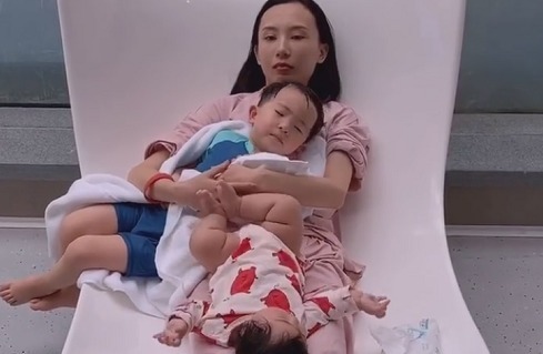 生无可恋|“生无可恋辣妈”静态带娃火了,正所谓是“人前幸福,人后辛苦”