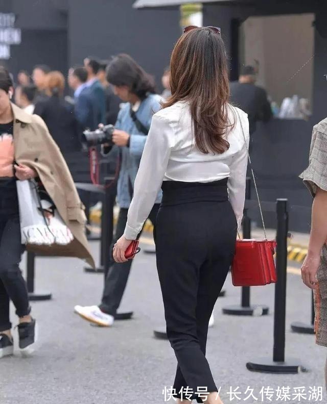 时尚|穿着非常随意，牛仔裤搭配t恤也可以性感漂亮，耐看