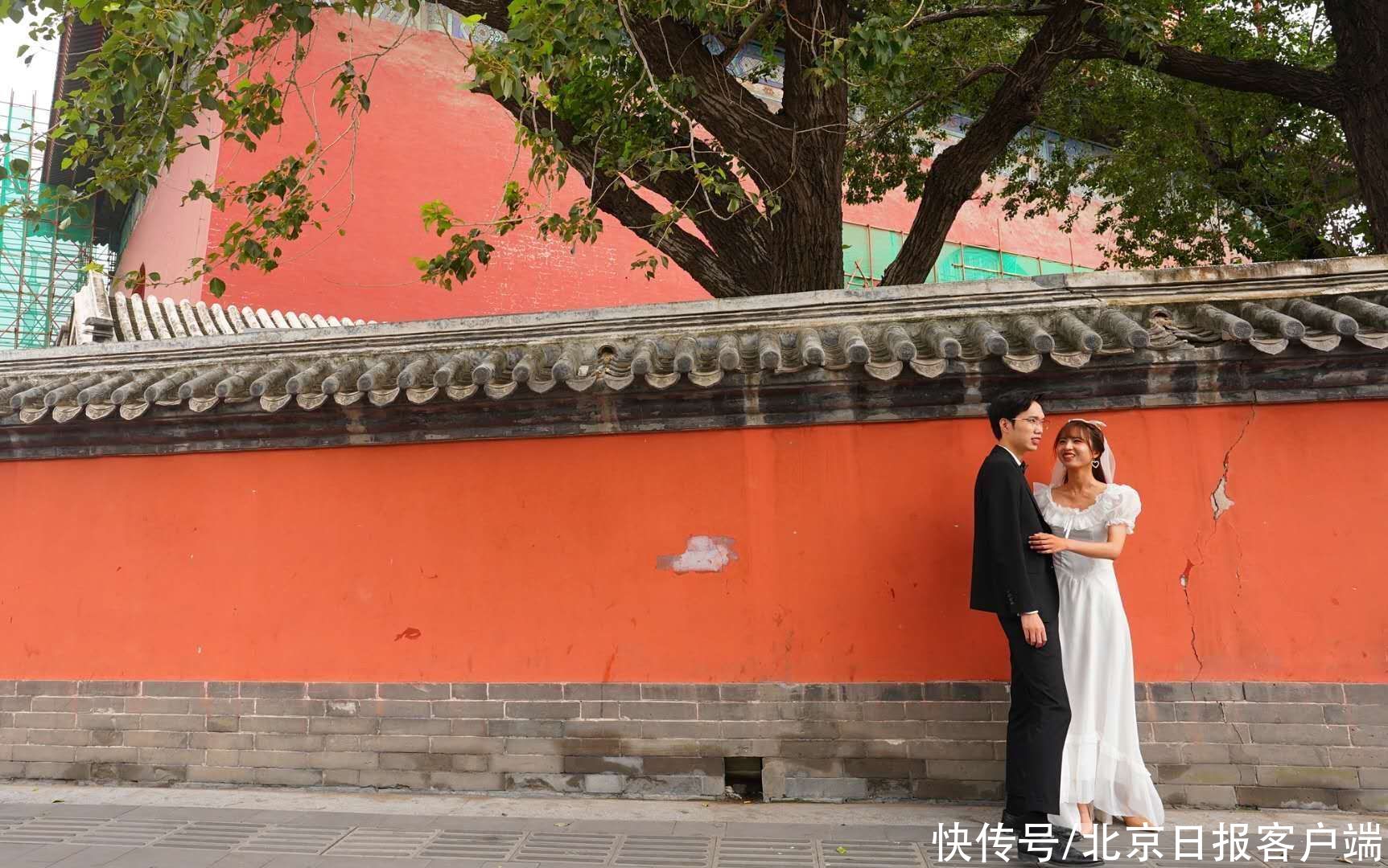 见证|鼓楼见证浪漫时刻！“七夕”情侣红墙前拍婚纱照