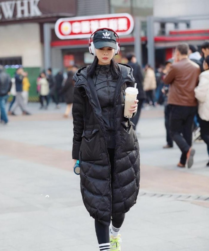 时尚大气的小姐姐,牛仔工装裤的穿搭,性感十足