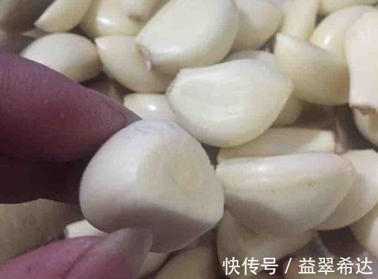 冰糖|腌制腊八蒜应该这样做，只加醋就错了，再加点“它”蒜瓣更脆更香