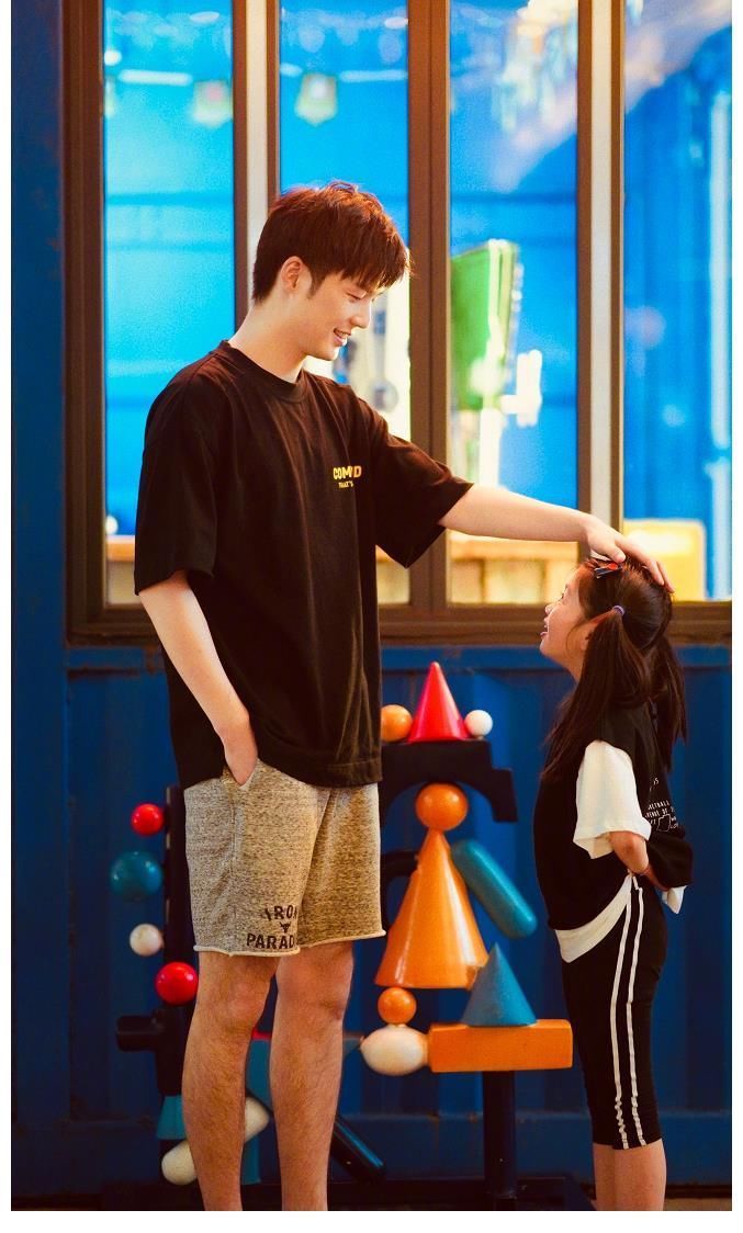 9岁阿拉蕾近照认不出，时隔3年骑董力脖子，董力：你长大了，我也老了