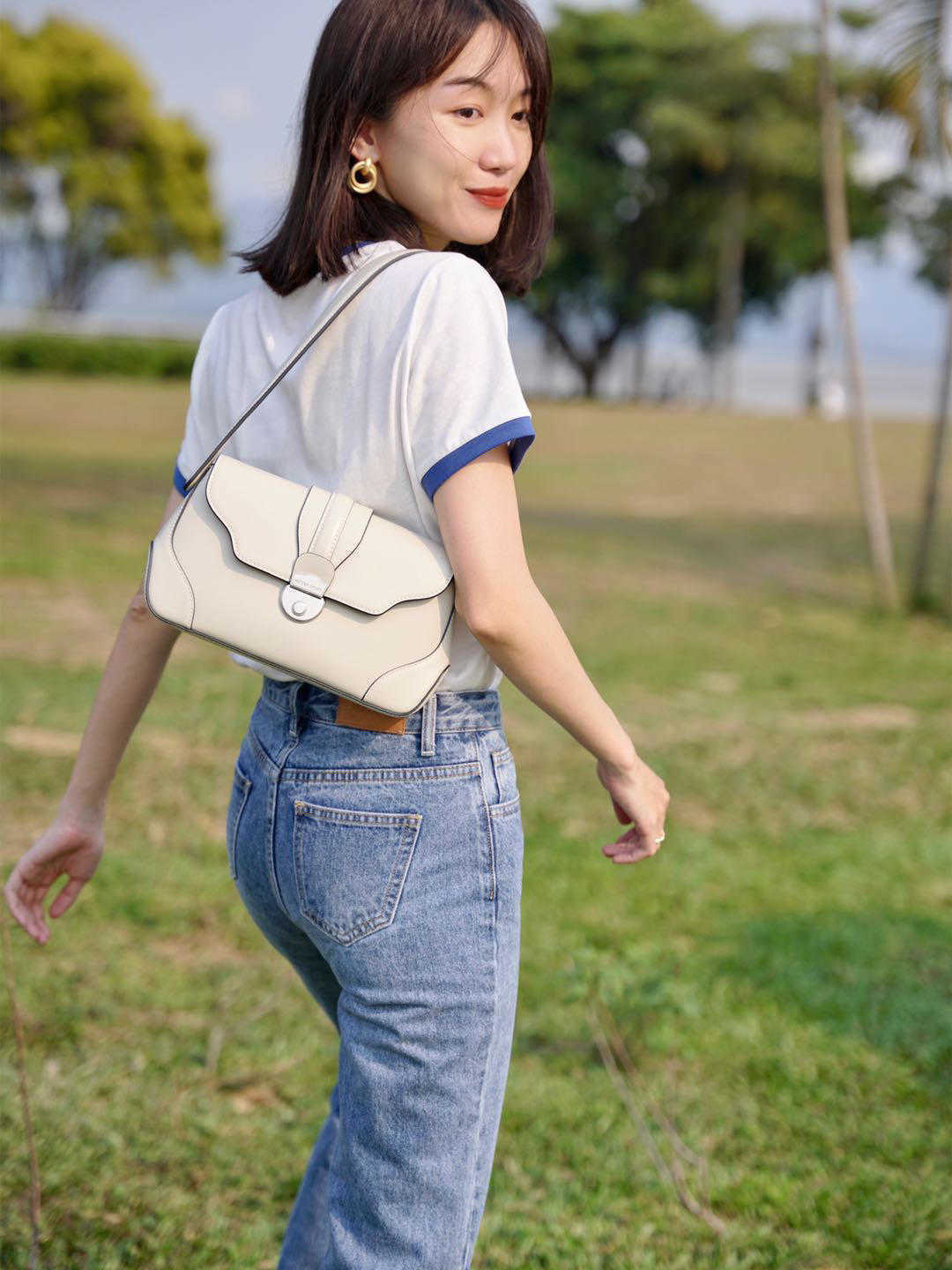 搭配|日常不用穿得太花哨,T恤搭配牛仔裤,法式穿搭依然能成为焦点