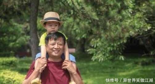 蕾蕾|姥爷抱3个月外孙,却遭“白眼”攻击,网友表情管理很到位