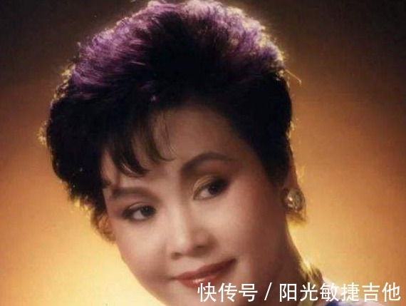 电话点歌,神仙打架,节目表演到一半去敲钟,曾经的春晚有多会玩