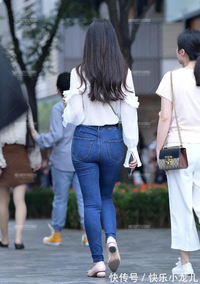 洋气|白色印花或浅蓝色的组合非常少女心,显瘦又洋气,通勤感十足