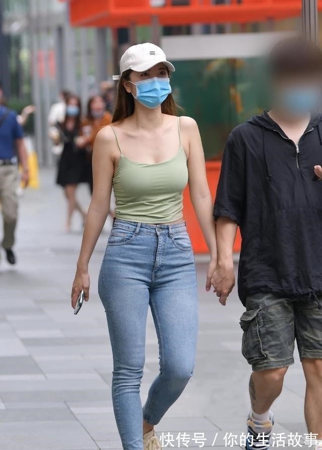 修身牛仔裤 气质女生的休闲装,凉爽吊带搭配修身牛仔裤,轻松展现个人魅力!