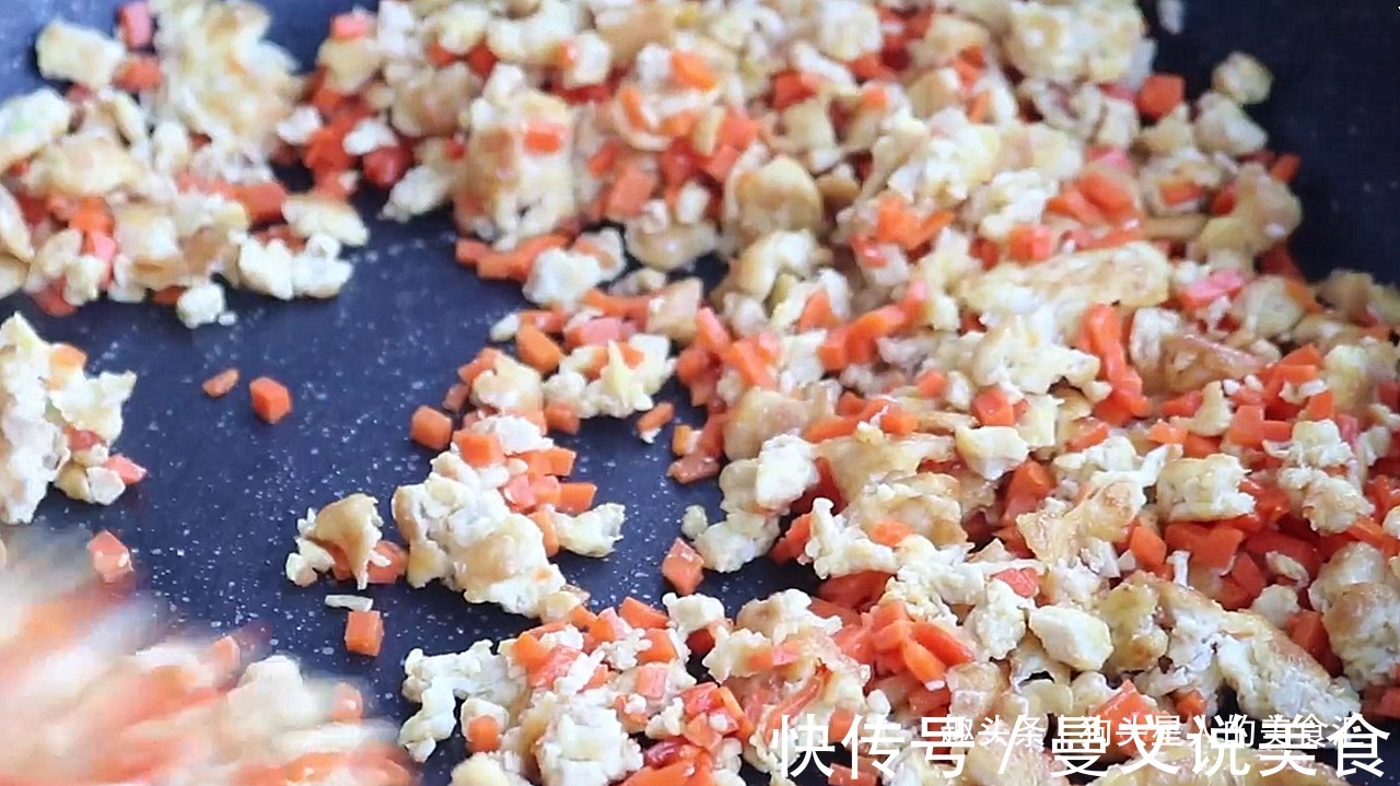 我家隔三差五做这锅菜卷，松软鲜香易消化，层层裹着馅料，太香了